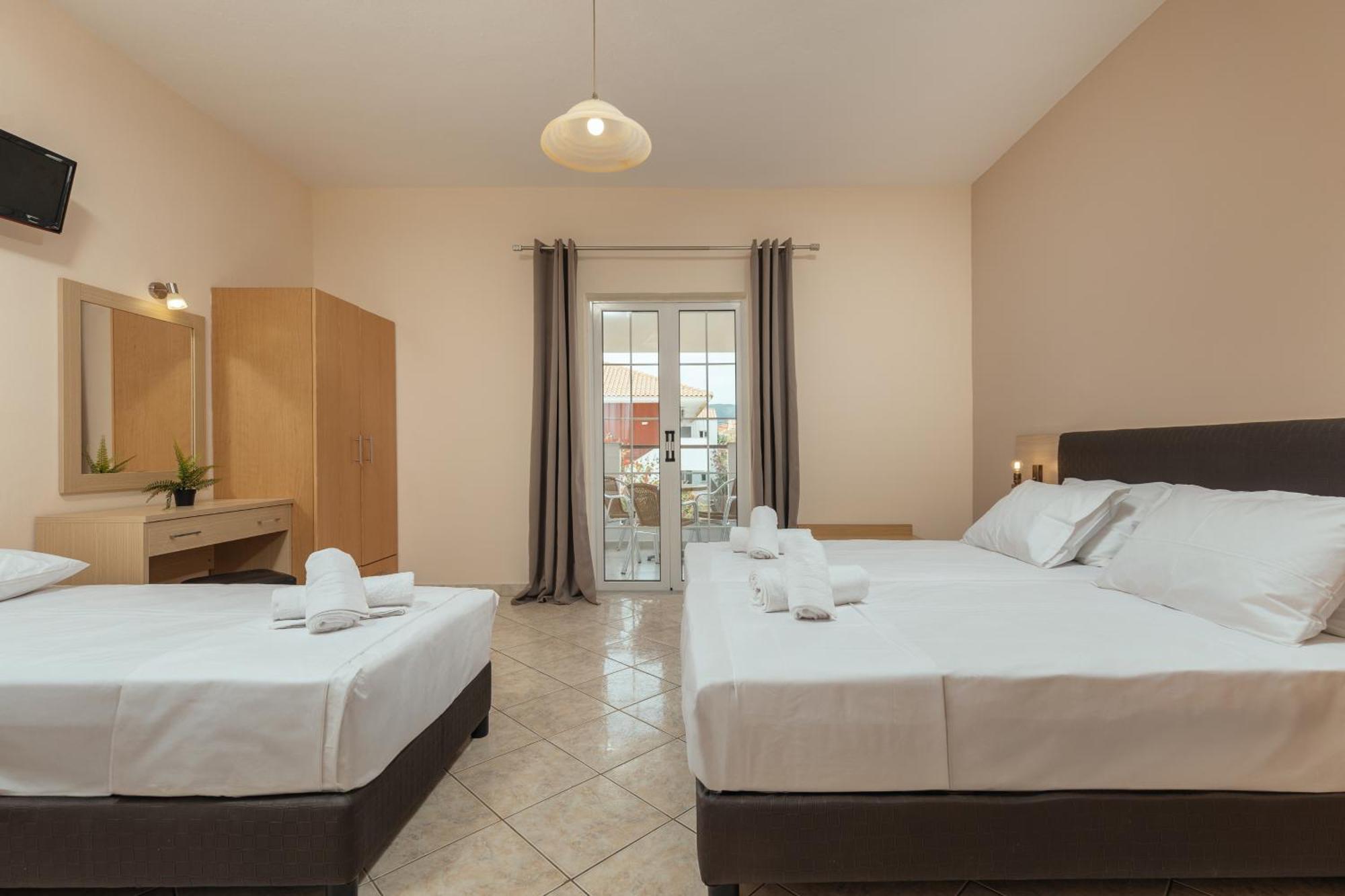 Yakinthos Hotel ลากานาส ภายนอก รูปภาพ