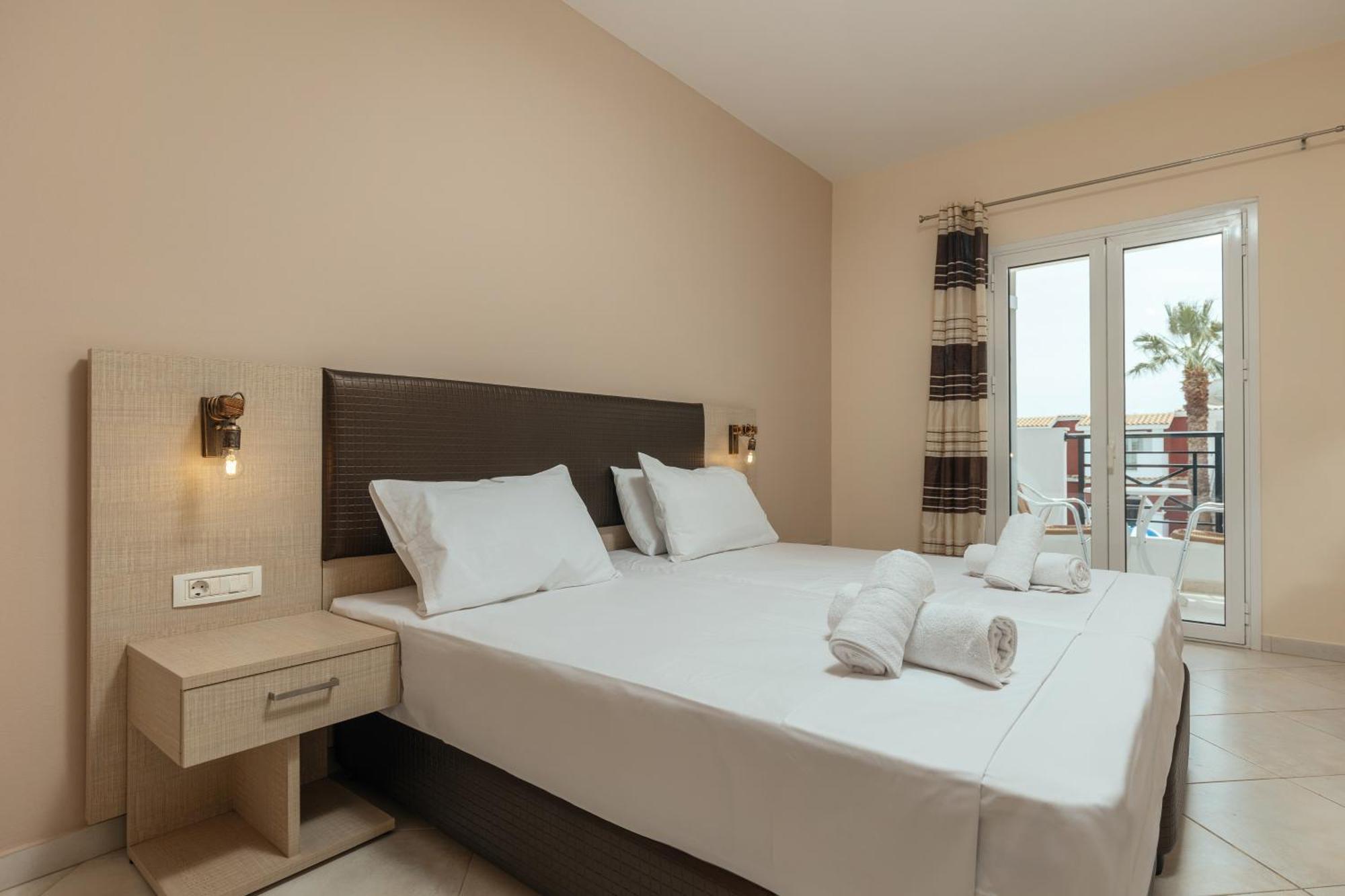 Yakinthos Hotel ลากานาส ภายนอก รูปภาพ