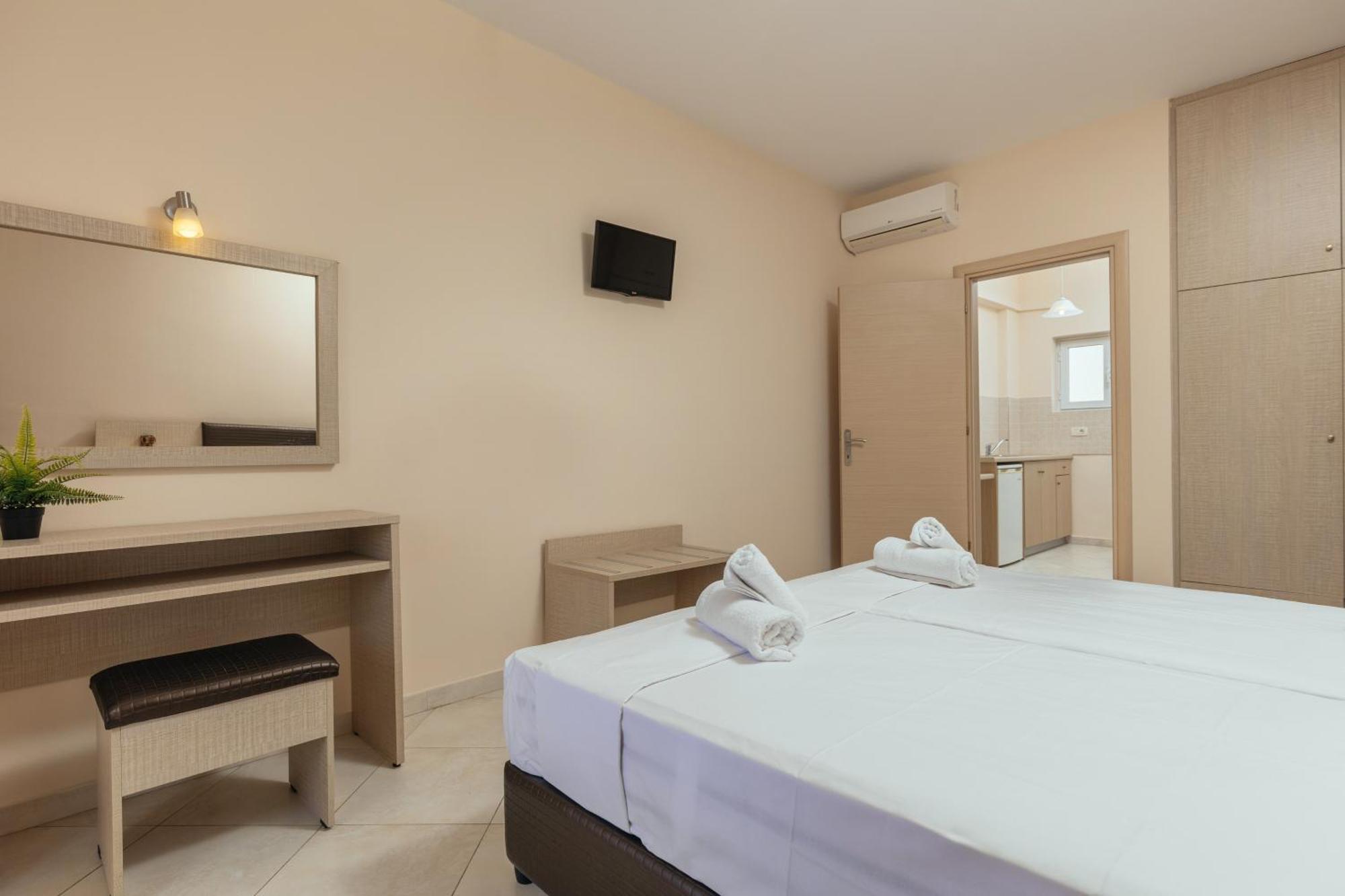Yakinthos Hotel ลากานาส ภายนอก รูปภาพ
