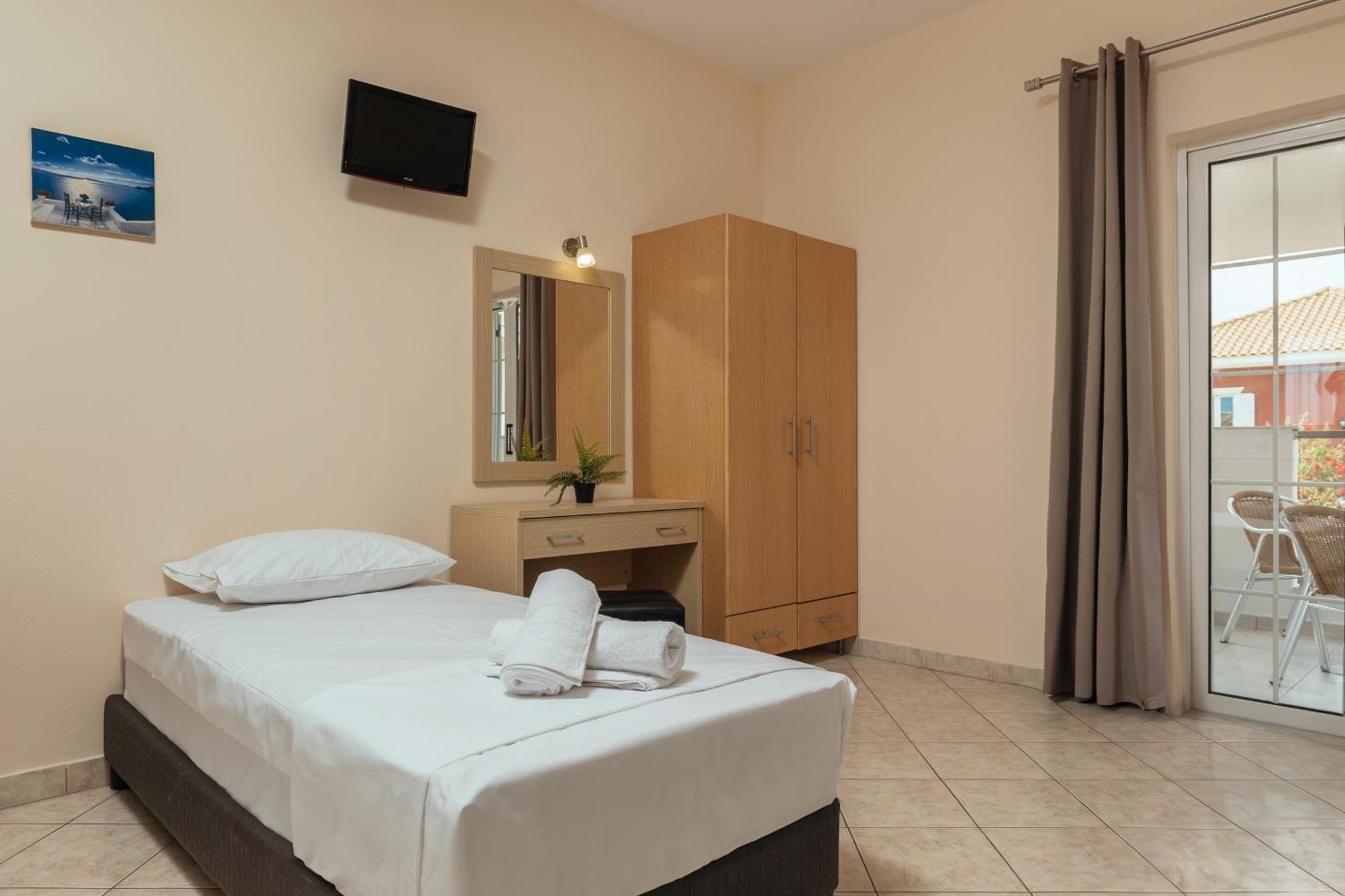 Yakinthos Hotel ลากานาส ภายนอก รูปภาพ